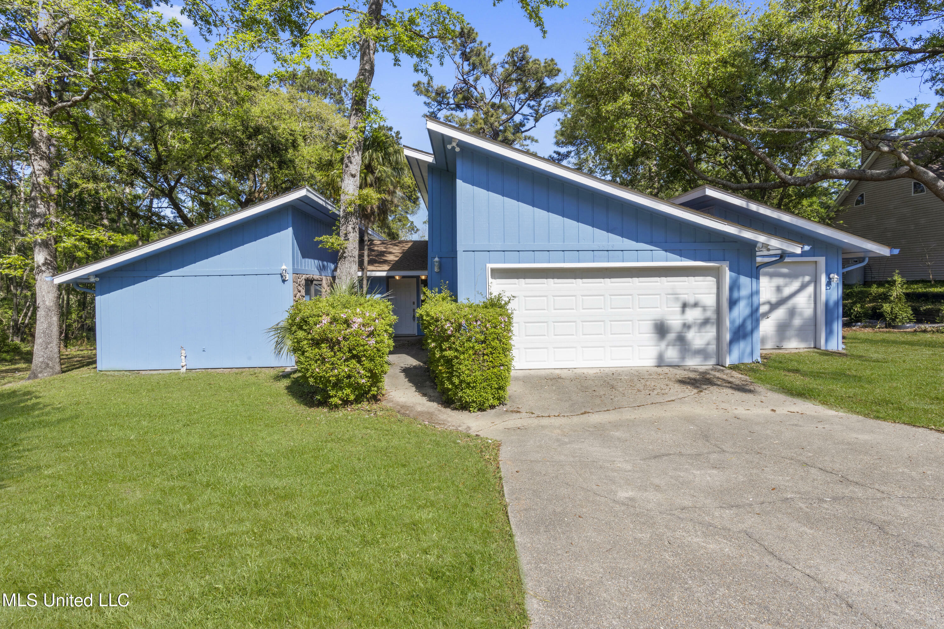 Property Photo:  5579 E Diamondhead Drive  MS 39525 