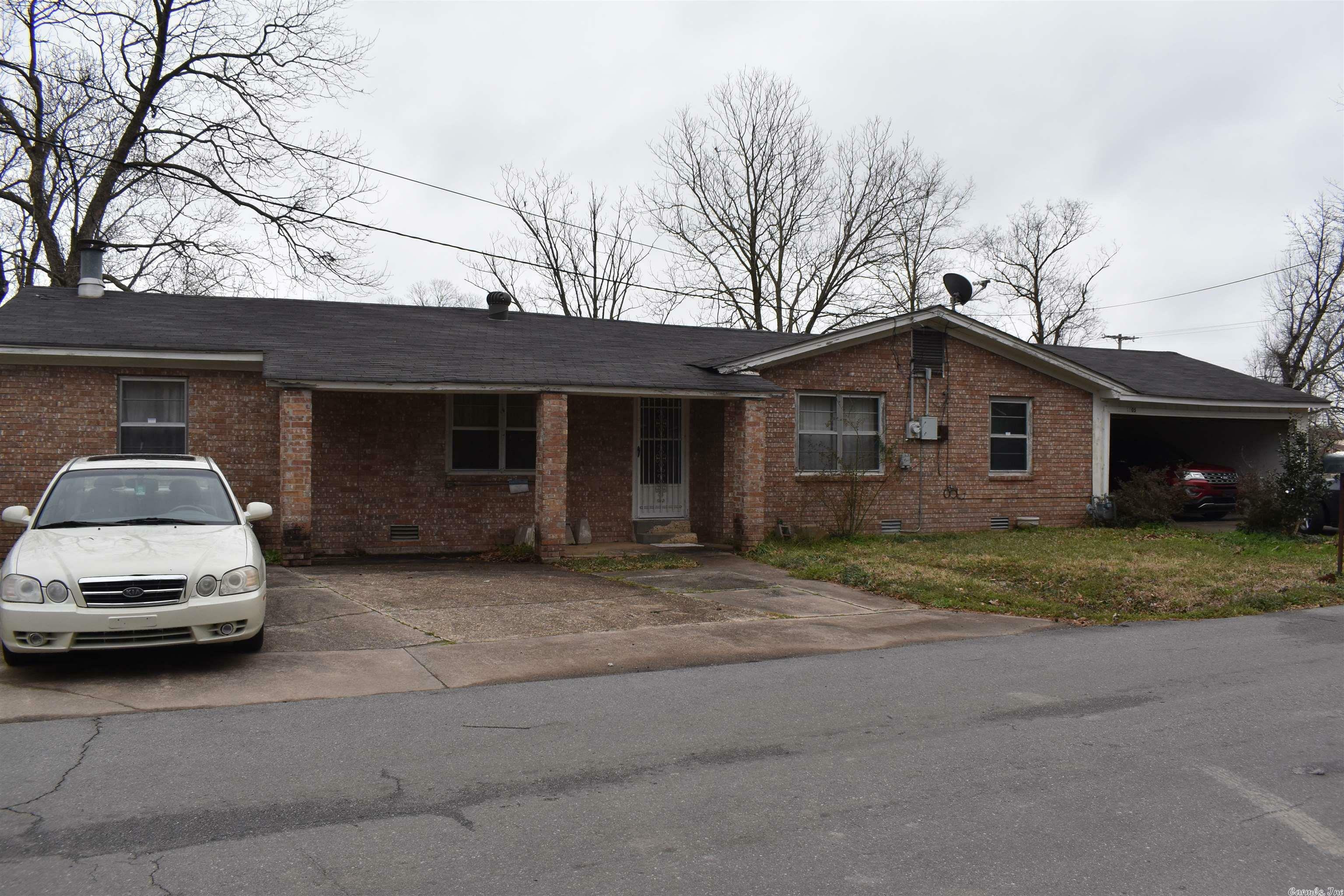 Property Photo:  1105 N Willow Street  AR 71601 