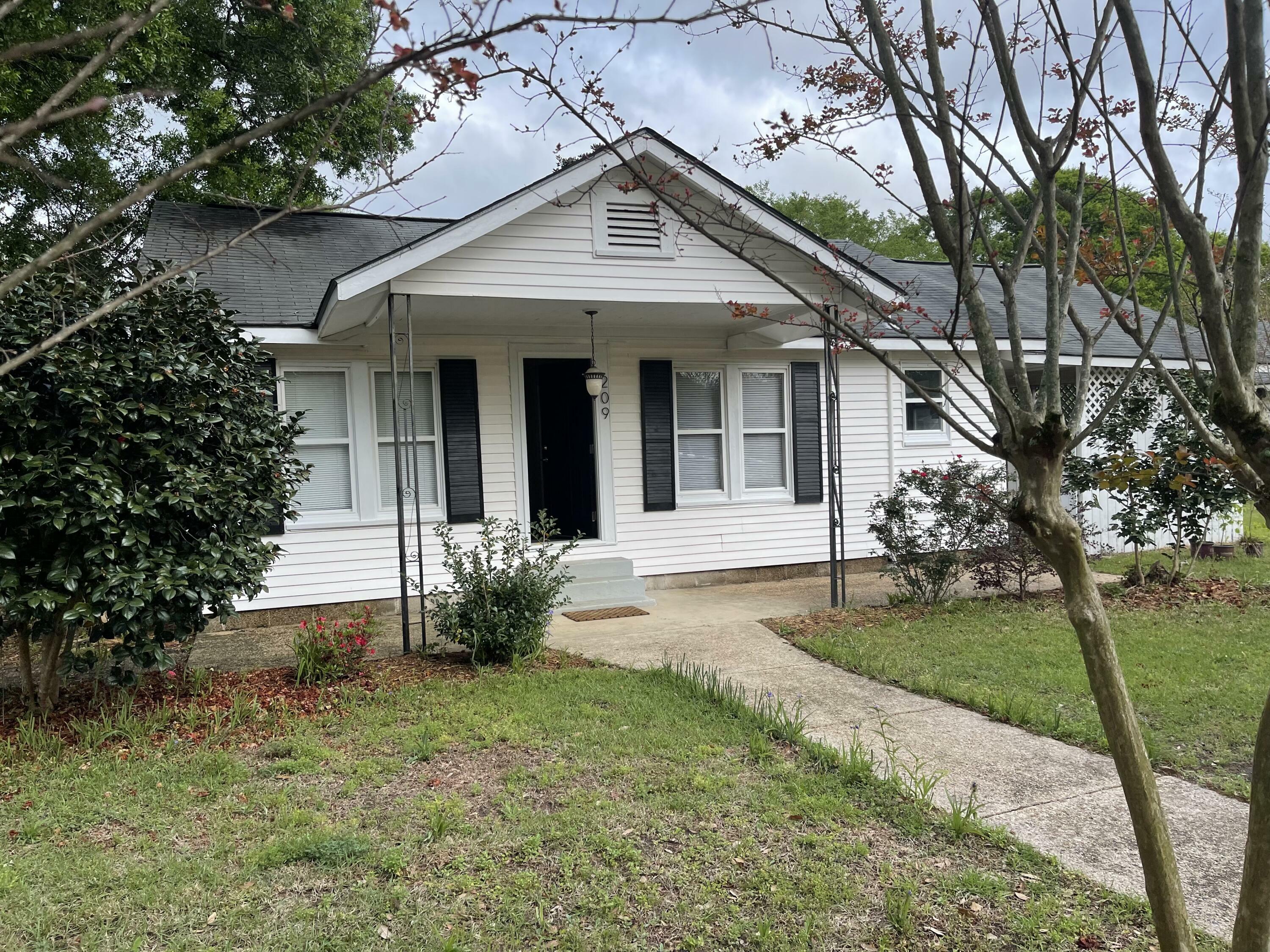 Property Photo:  209 Stevens St.  MS 39465 