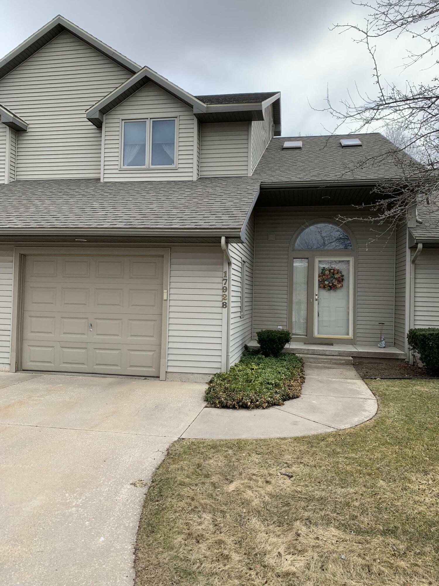 Property Photo: 17928 Riverbluff Drive MI 49307