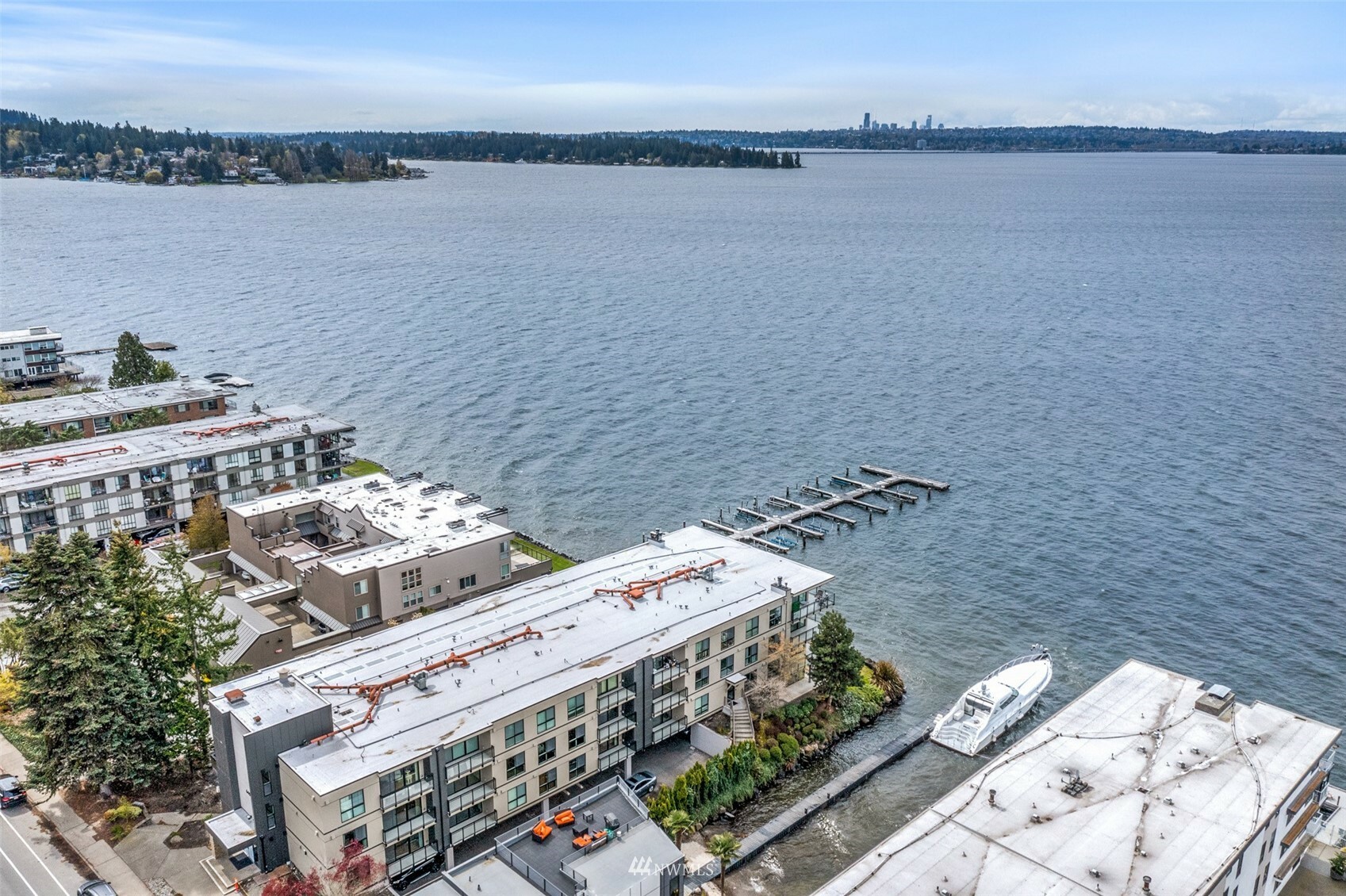 Property Photo: 6401 Lake Washington Boulevard NE 202 WA 98033