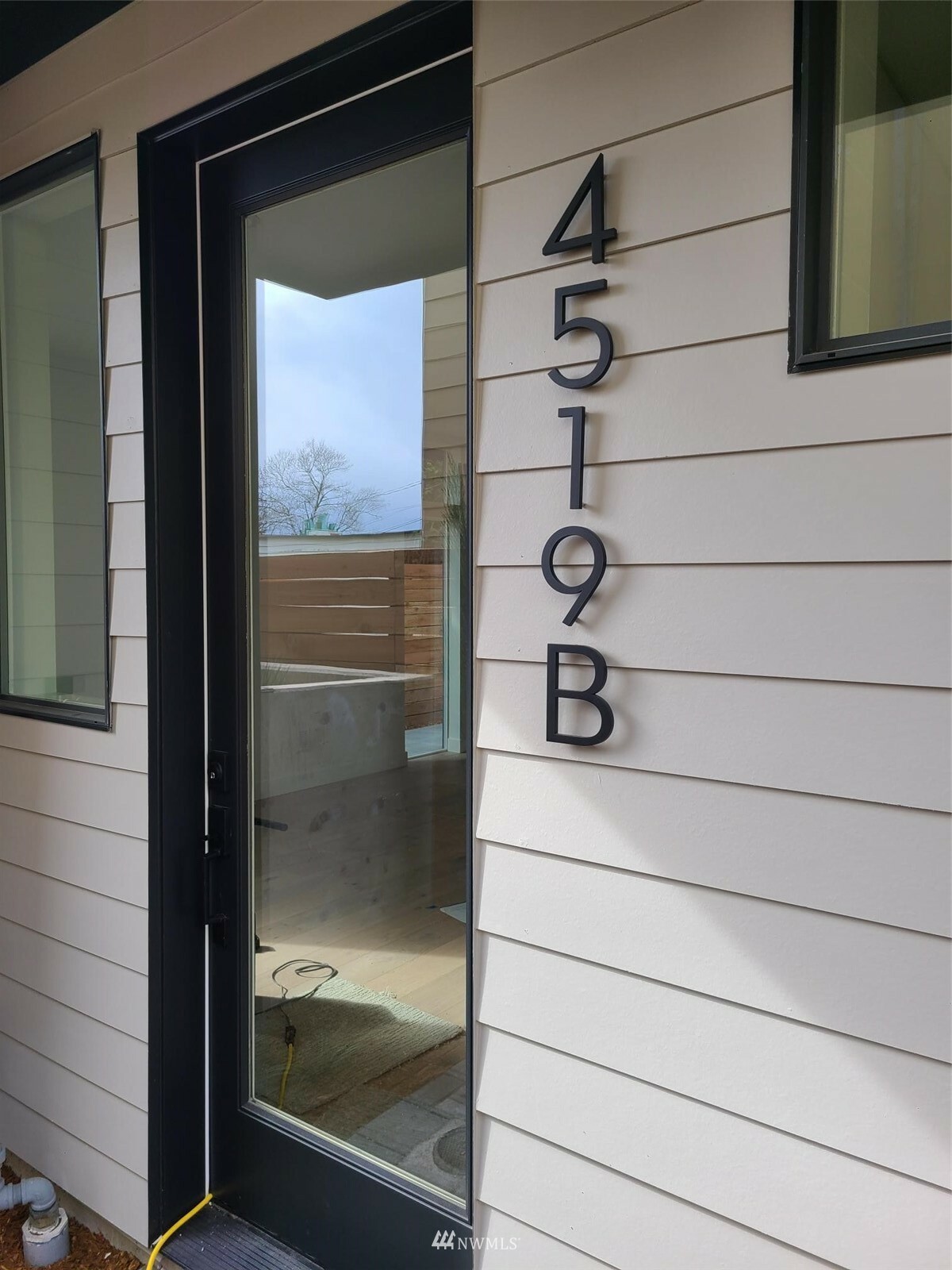 Property Photo: 4519 Sunnyside Avenue N B WA 98103