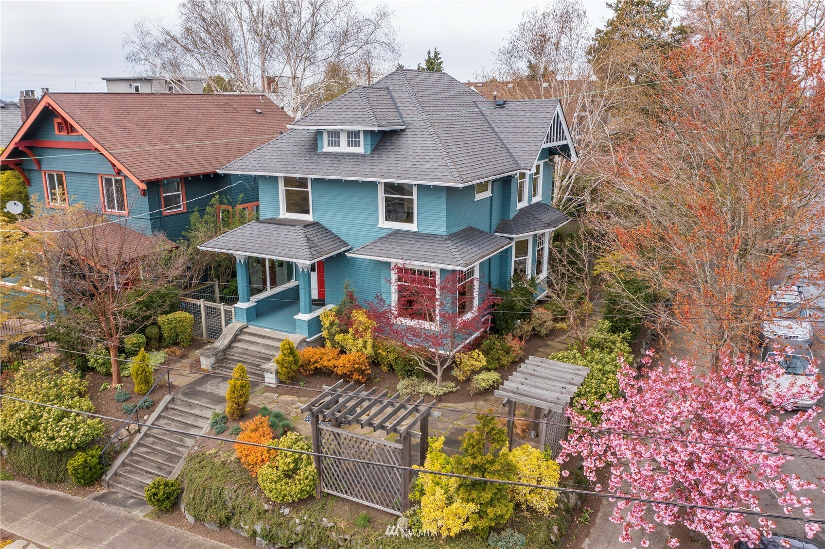 Property Photo:  802 W Crockett  WA 98119 