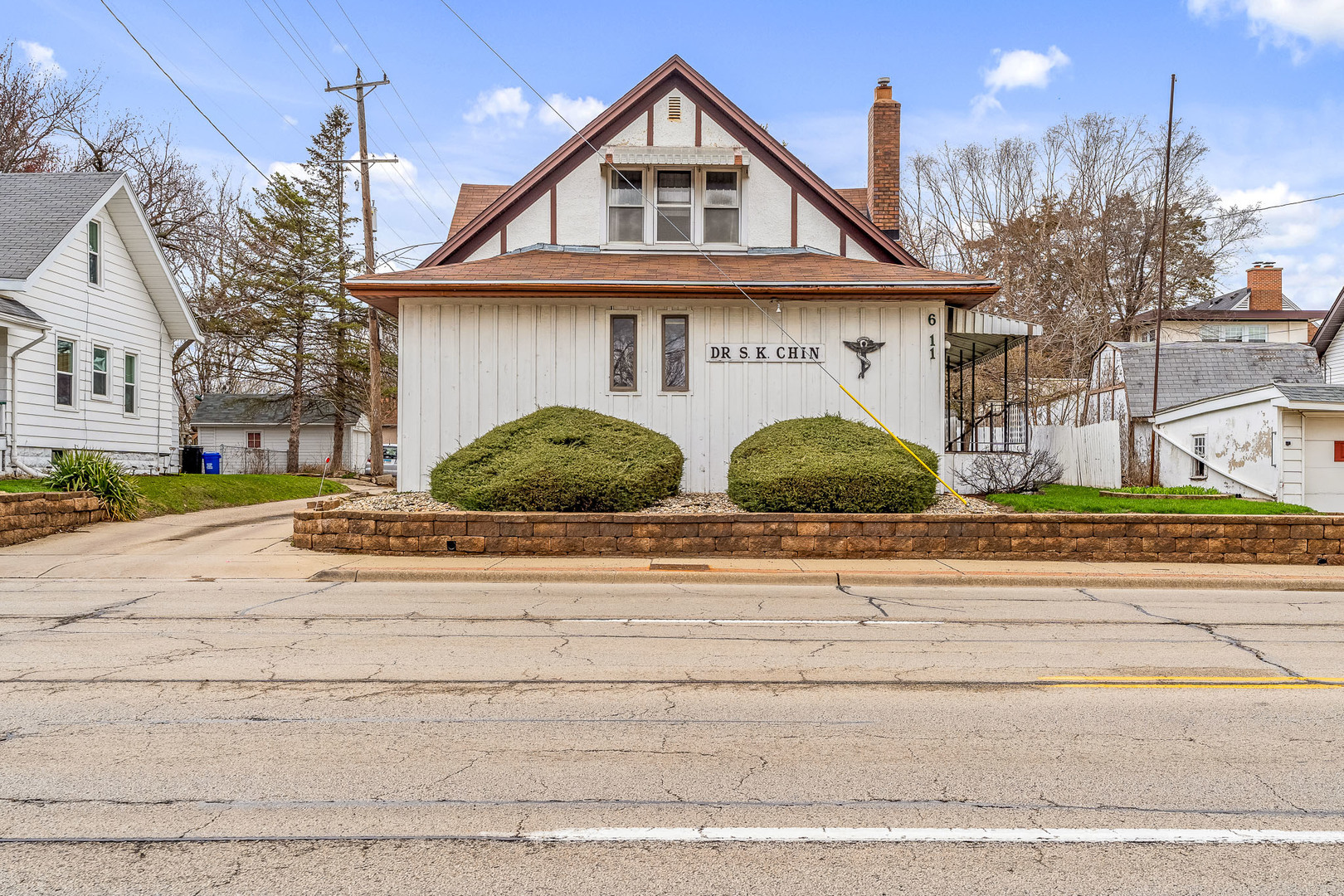 Property Photo:  611 Auburn Street  IL 61103 