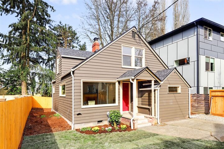 Property Photo:  9519 5th Avenue NE  WA 98115 