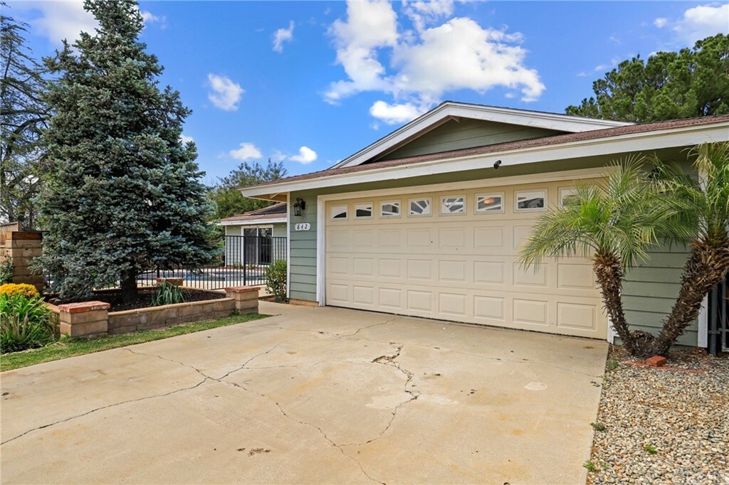 Property Photo: 842 W Avenue L CA 92320