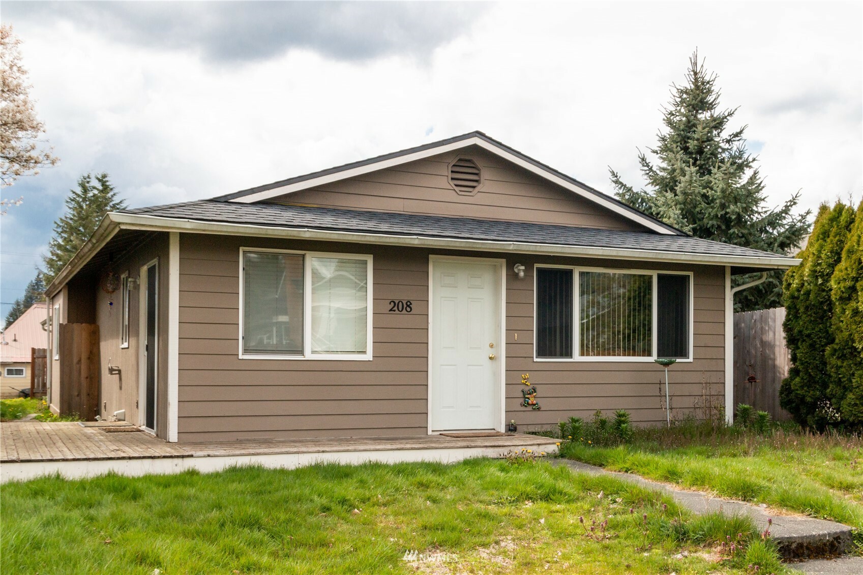 Property Photo:  208 S Kentucky Avenue  WA 98252 