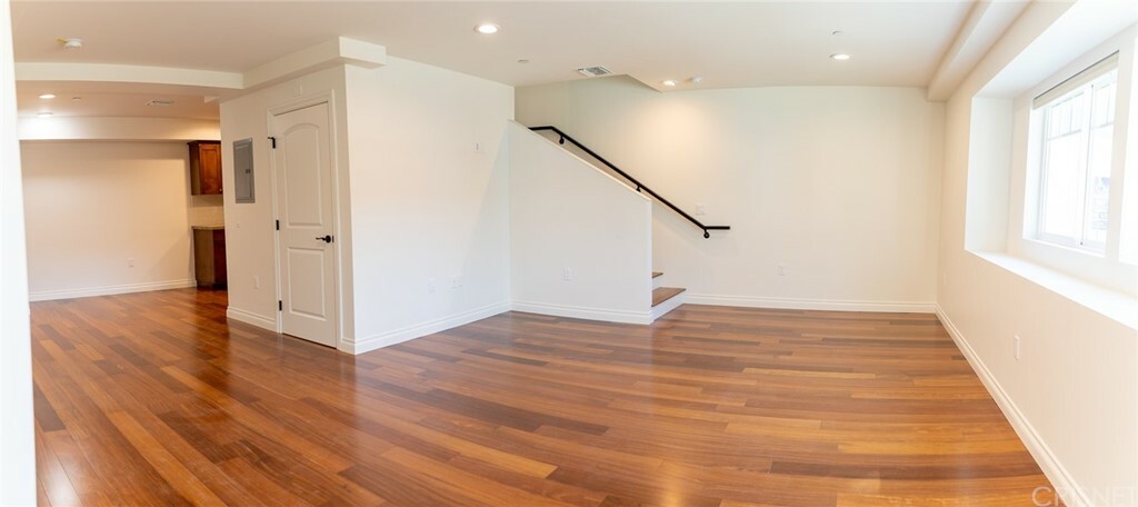 Property Photo: 5906 Murietta Avenue 1 CA 91401