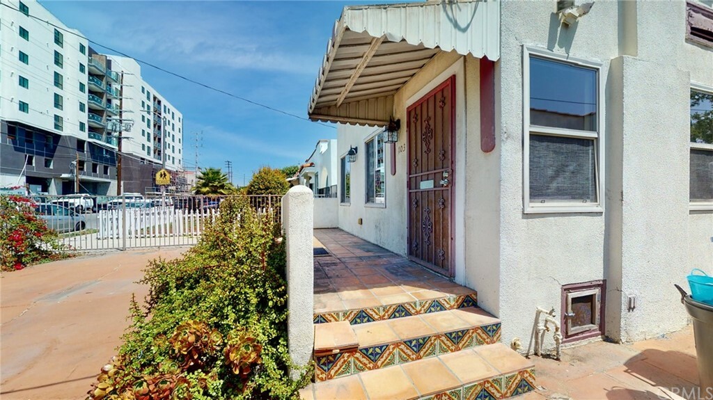 Property Photo:  1030 S Hobart Boulevard  CA 90006 