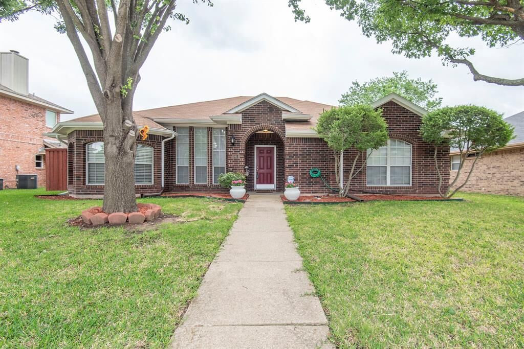 Property Photo: 1014 Winslow Drive TX 75002