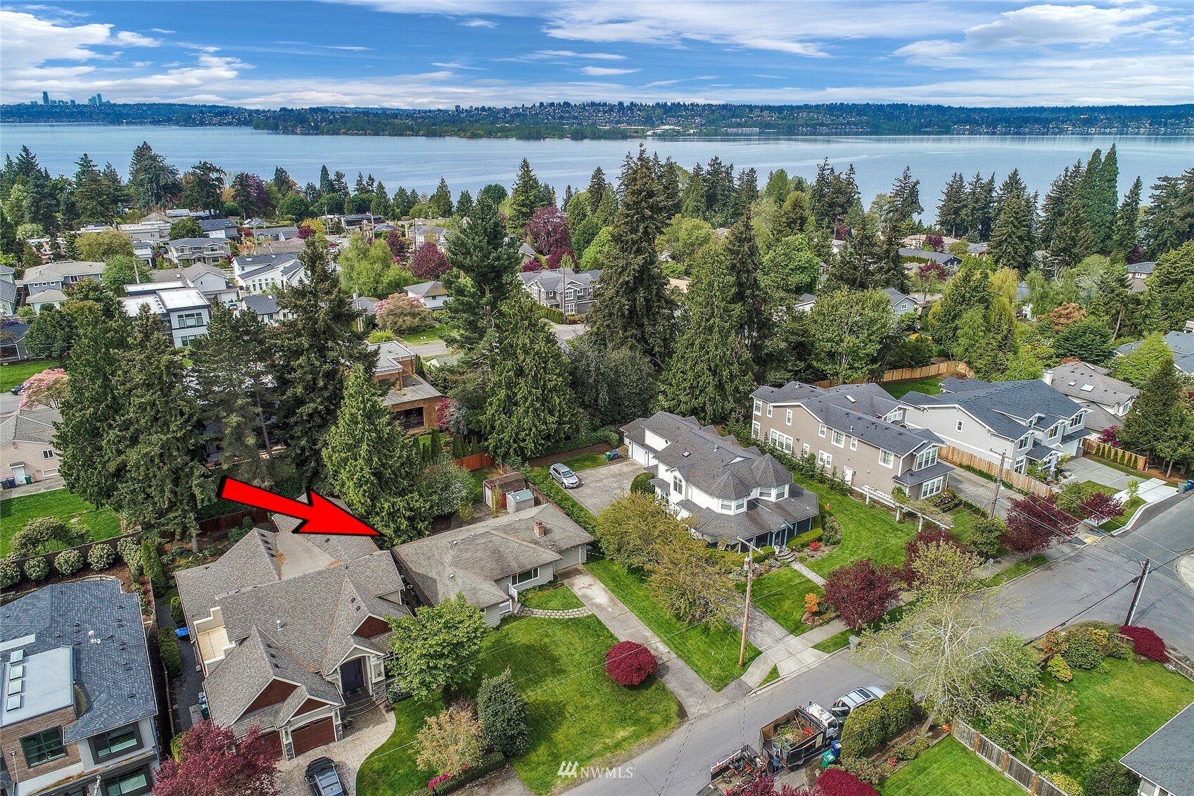 Property Photo:  637 18th Avenue W  WA 98033 