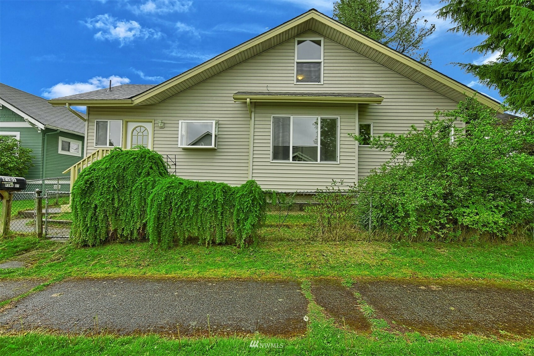 Property Photo:  2001 Pine Street  WA 98201 