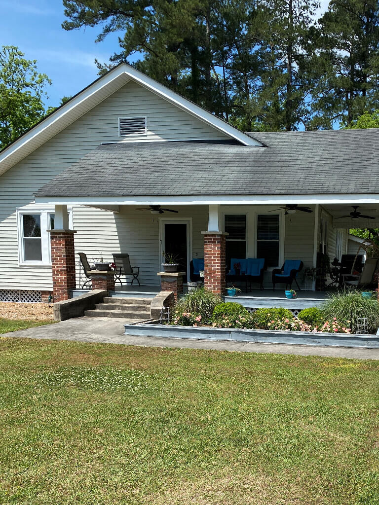 Property Photo:  202 Quaker Street  SC 29477 