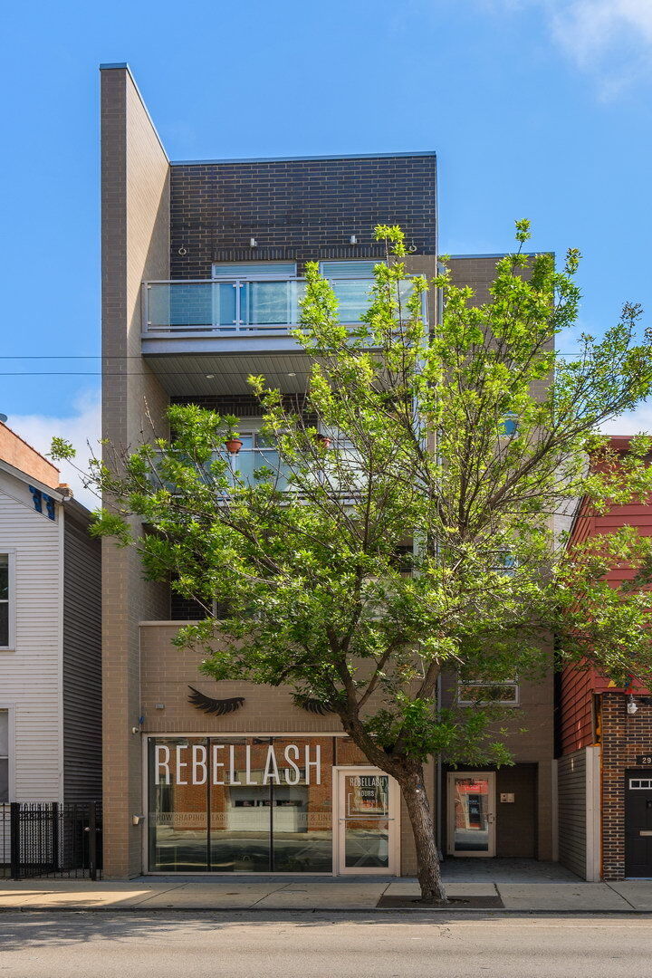 Property Photo: 2918 N Lakewood Avenue 3 IL 60657