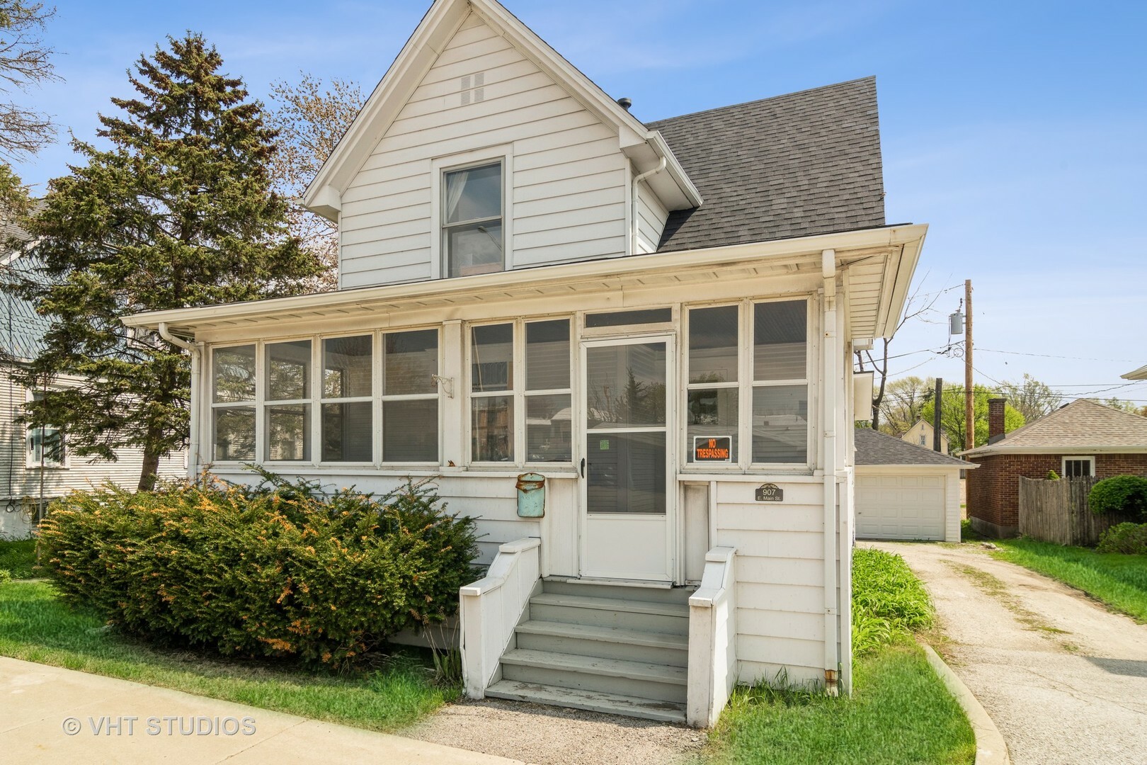 Property Photo:  907 E Main Street  IL 60174 