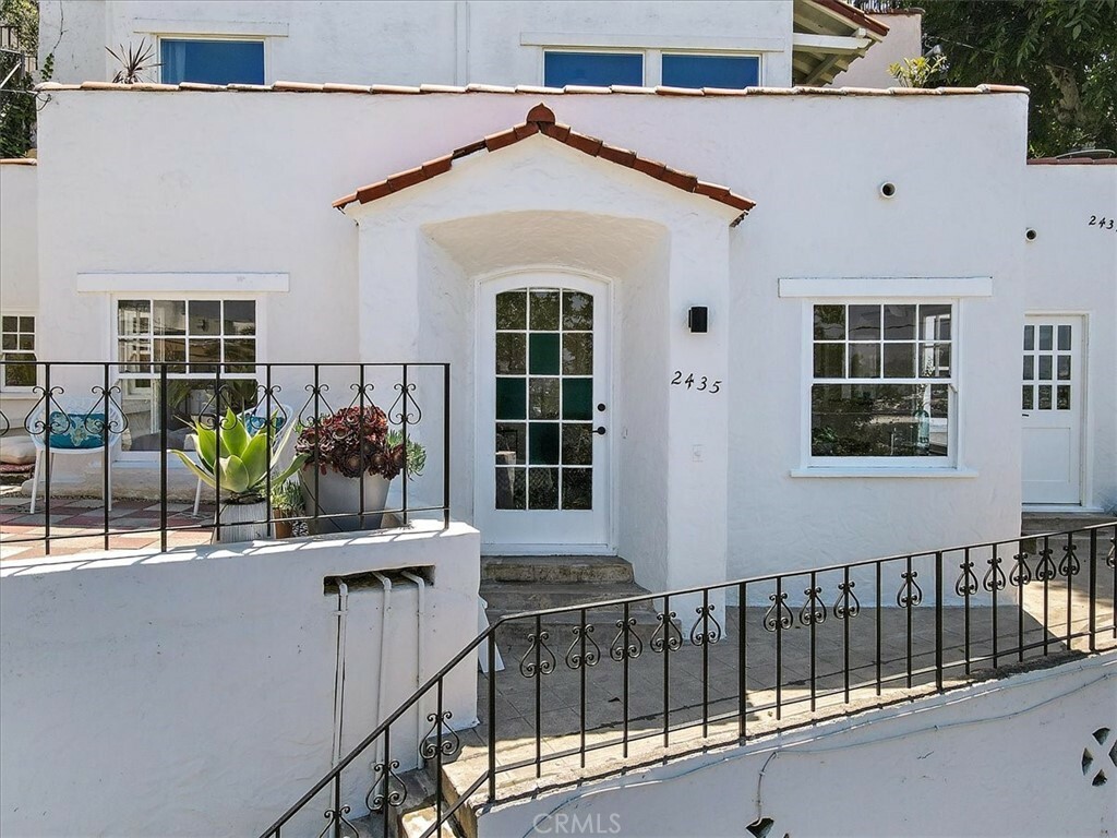 Property Photo:  2435 Echo Park Avenue  CA 90026 