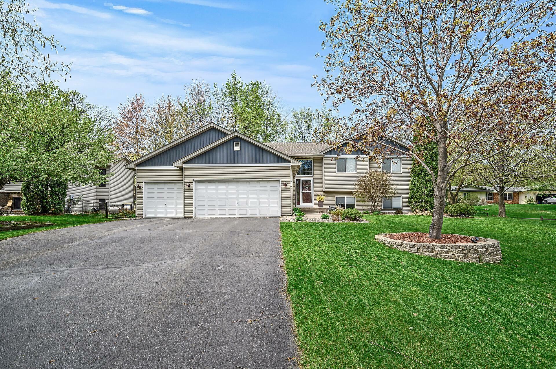 Property Photo:  7141 Yorktown Lane N  MN 55369 