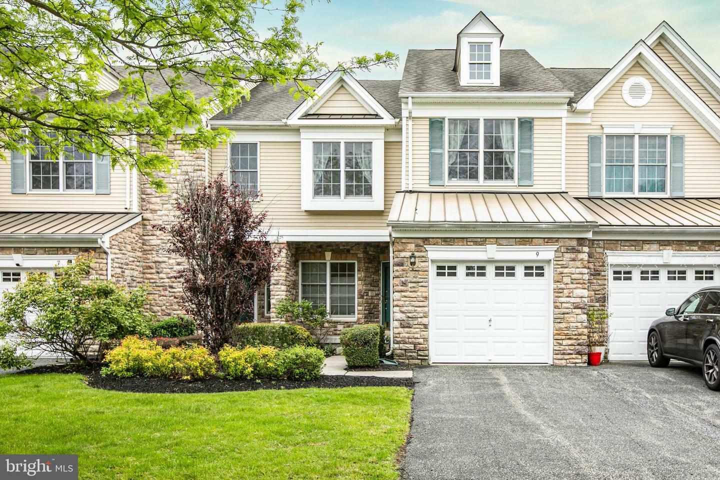 Property Photo: 9 Nestlewood Way NJ 08540