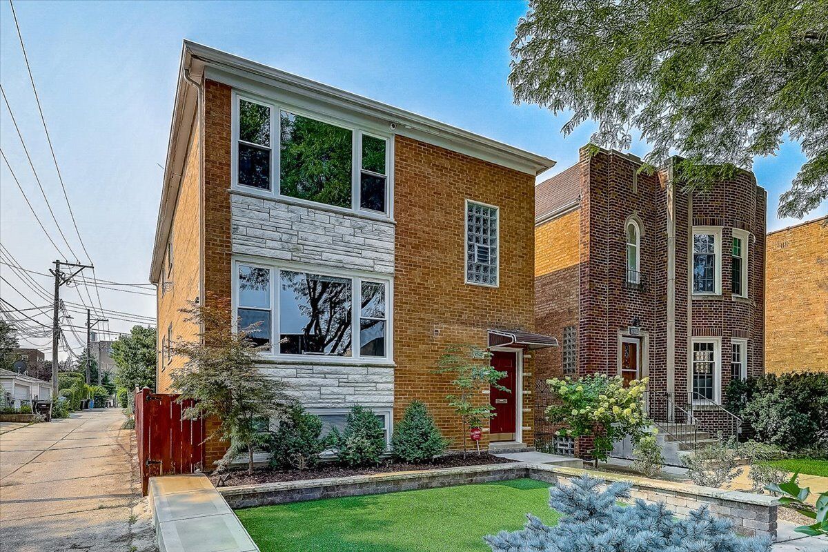 Property Photo: 2815 W Summerdale Avenue IL 60625