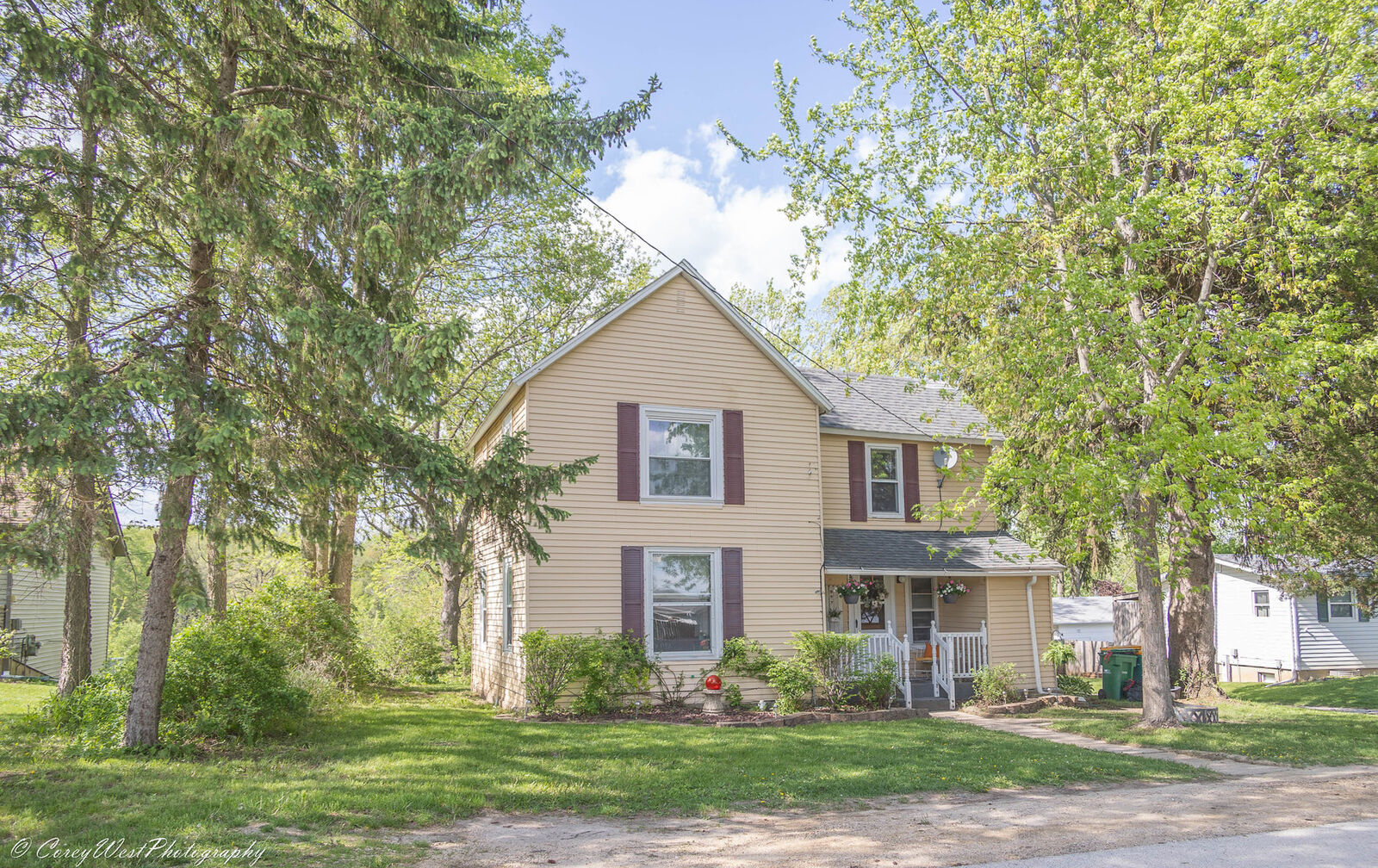 Property Photo:  927 Thurlby Road  IL 60145 