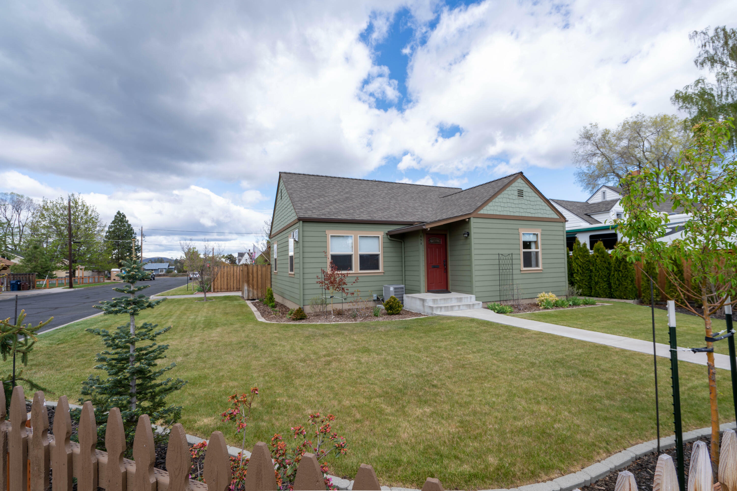 Property Photo:  555 SW 14th Street  OR 97756 