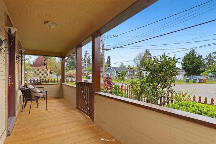 Property Photo:  707 E Arcadia Avenue  WA 98584 
