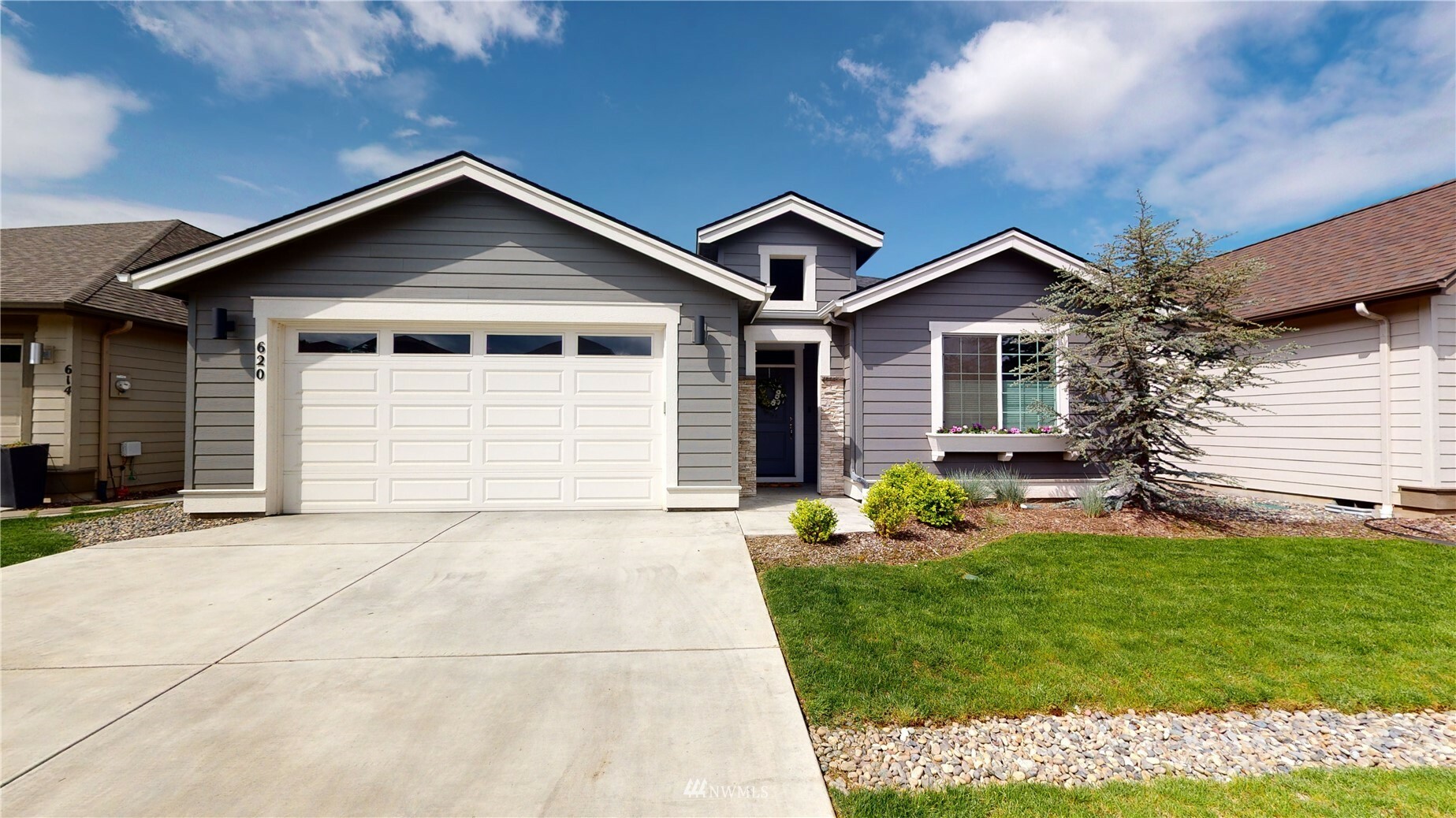 Property Photo:  620 SE Whimbrel Loop  WA 99324 