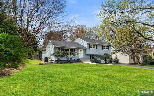 Property Photo:  7 Garnett Place  NJ 07648 