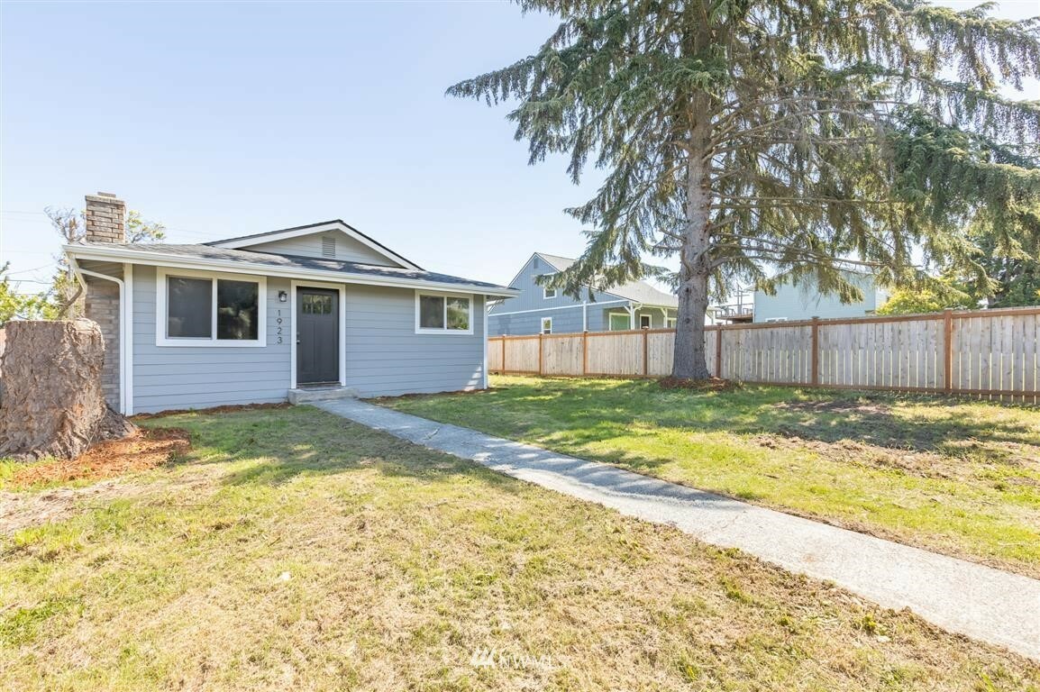 Property Photo:  1923 W 6th Street  WA 98362 