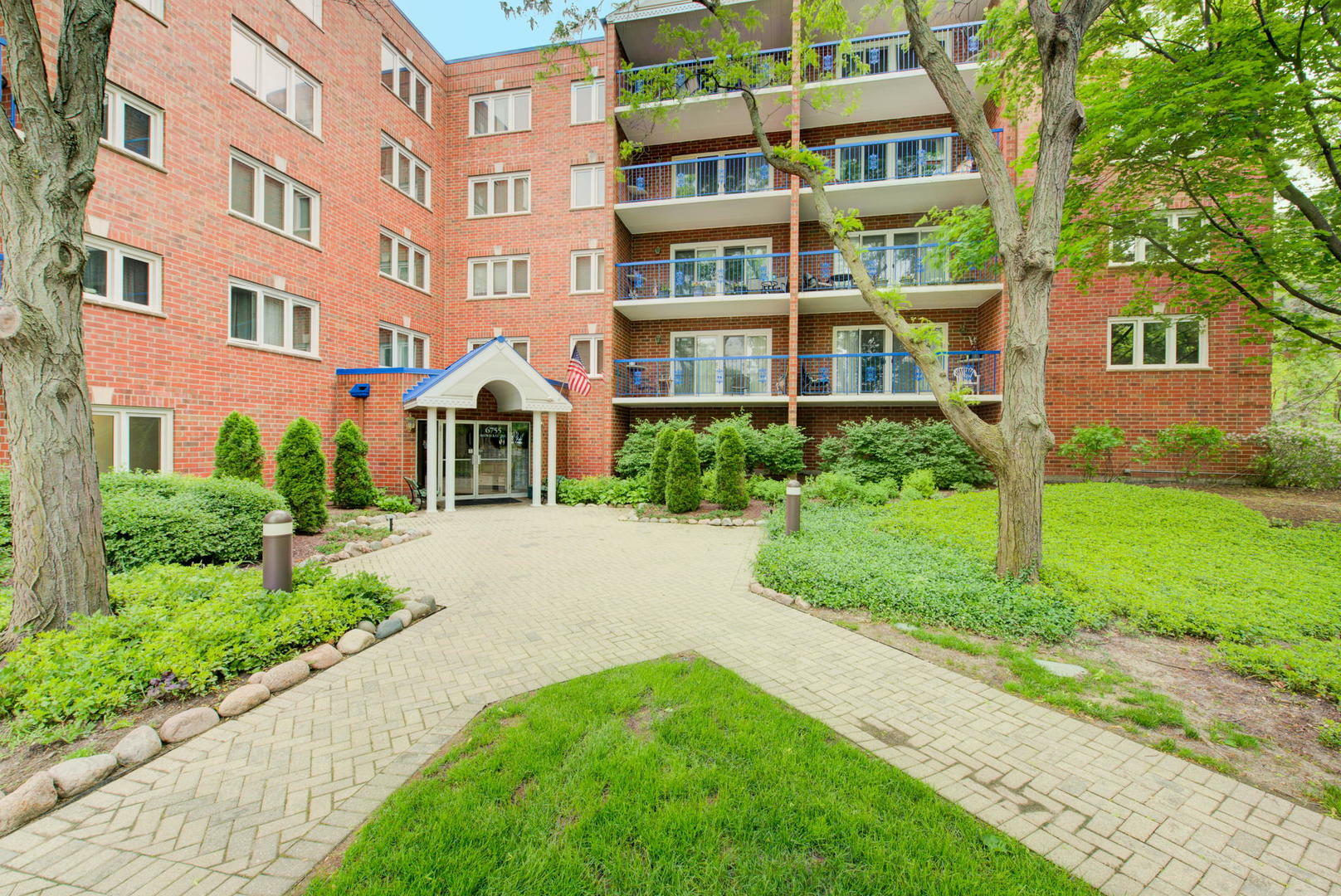 Property Photo: 6755 N Milwaukee Avenue 411 IL 60714