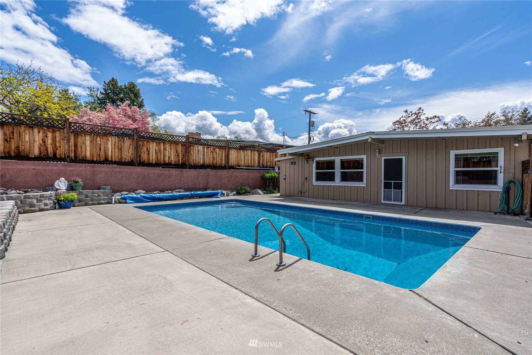 Property Photo:  420 E Eli Avenue  WA 98816 