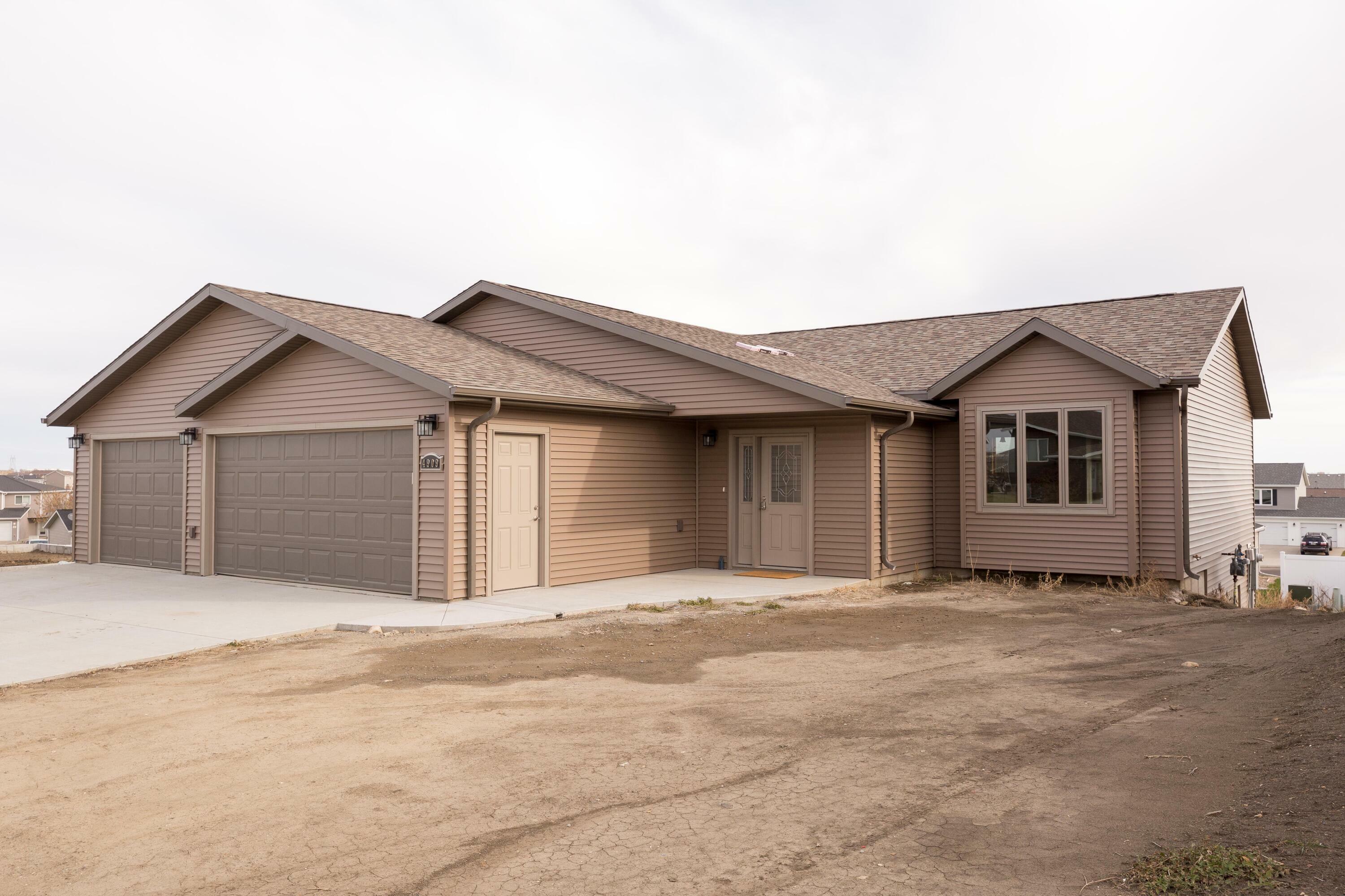 Property Photo:  4909 Weyburn Drive  ND 58503 