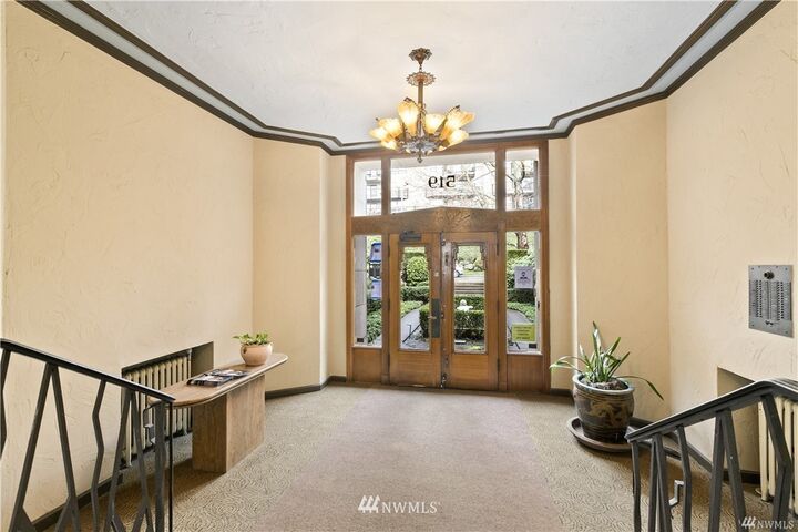 Property Photo: 519 W Roy Street 408 WA 98119