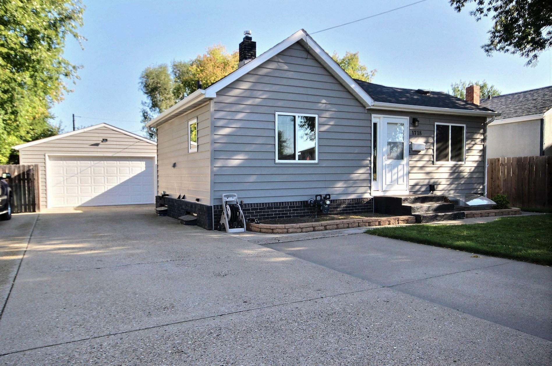 Property Photo:  1718 Bowen Avenue  ND 58504 