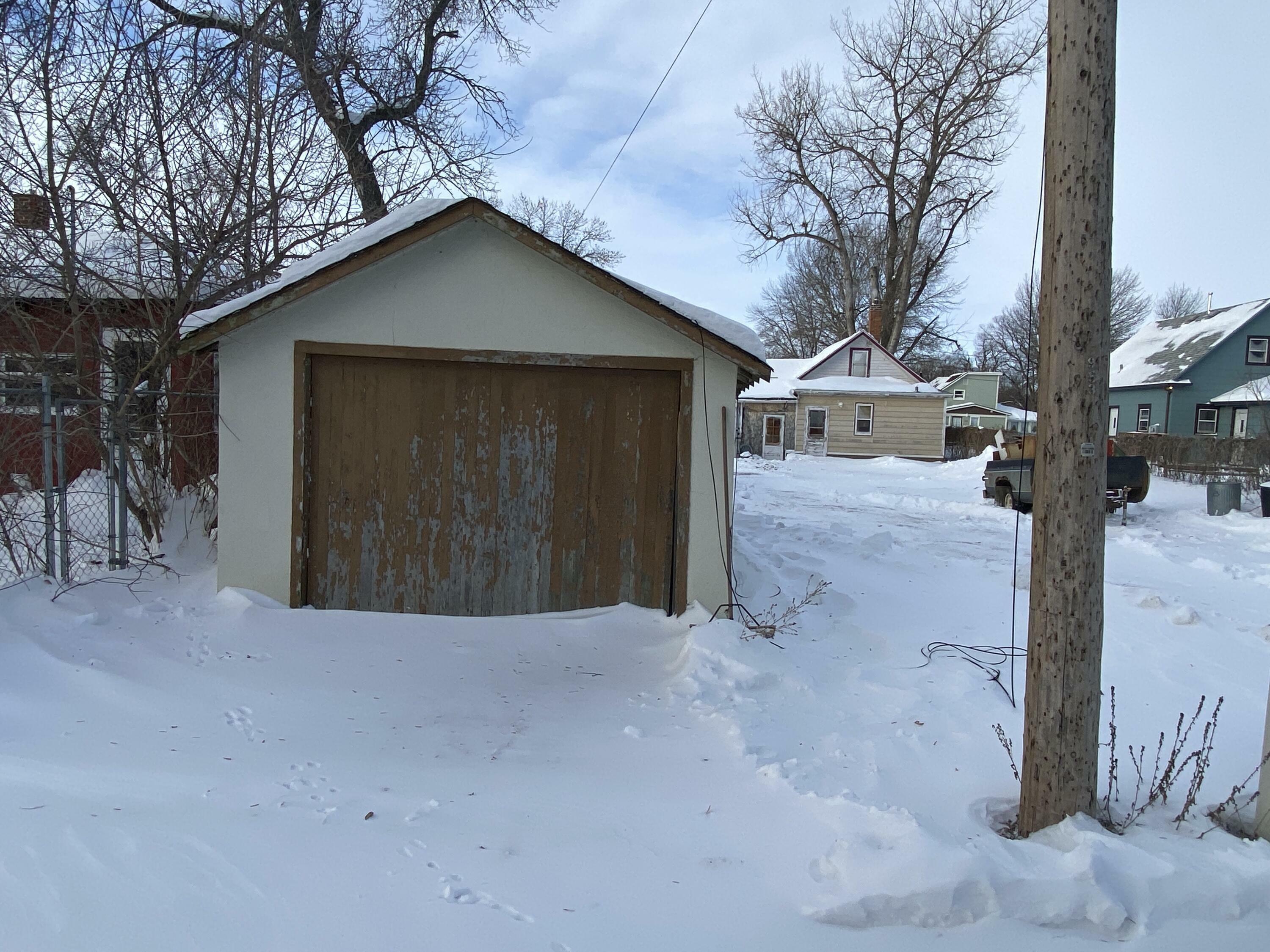 Property Photo:  329 6th Avenue SW  ND 58401 