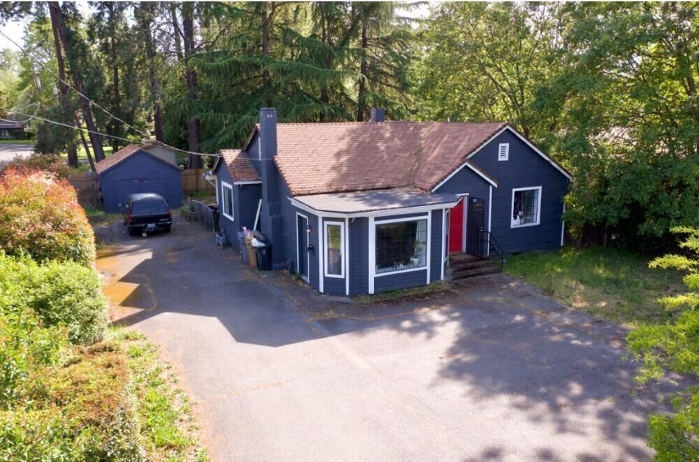 Property Photo:  421 SE M Street  OR 97526 