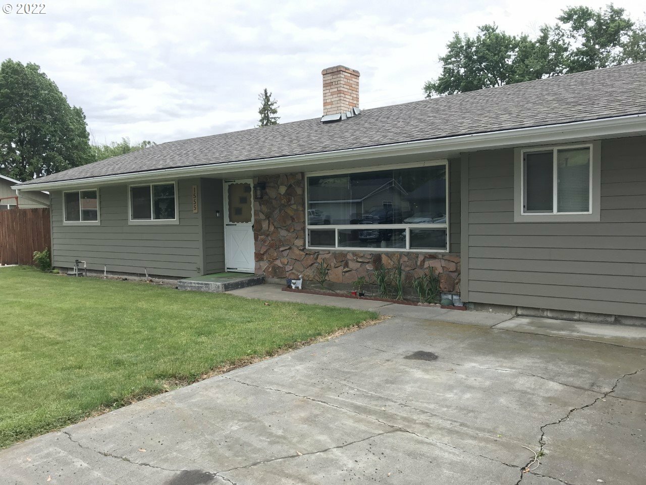 Property Photo:  1555 SW 40th St  OR 97801 