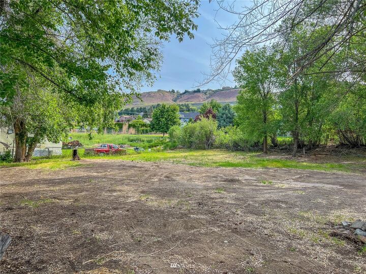 Property Photo: 2213 N Baker Avenue WA 98802