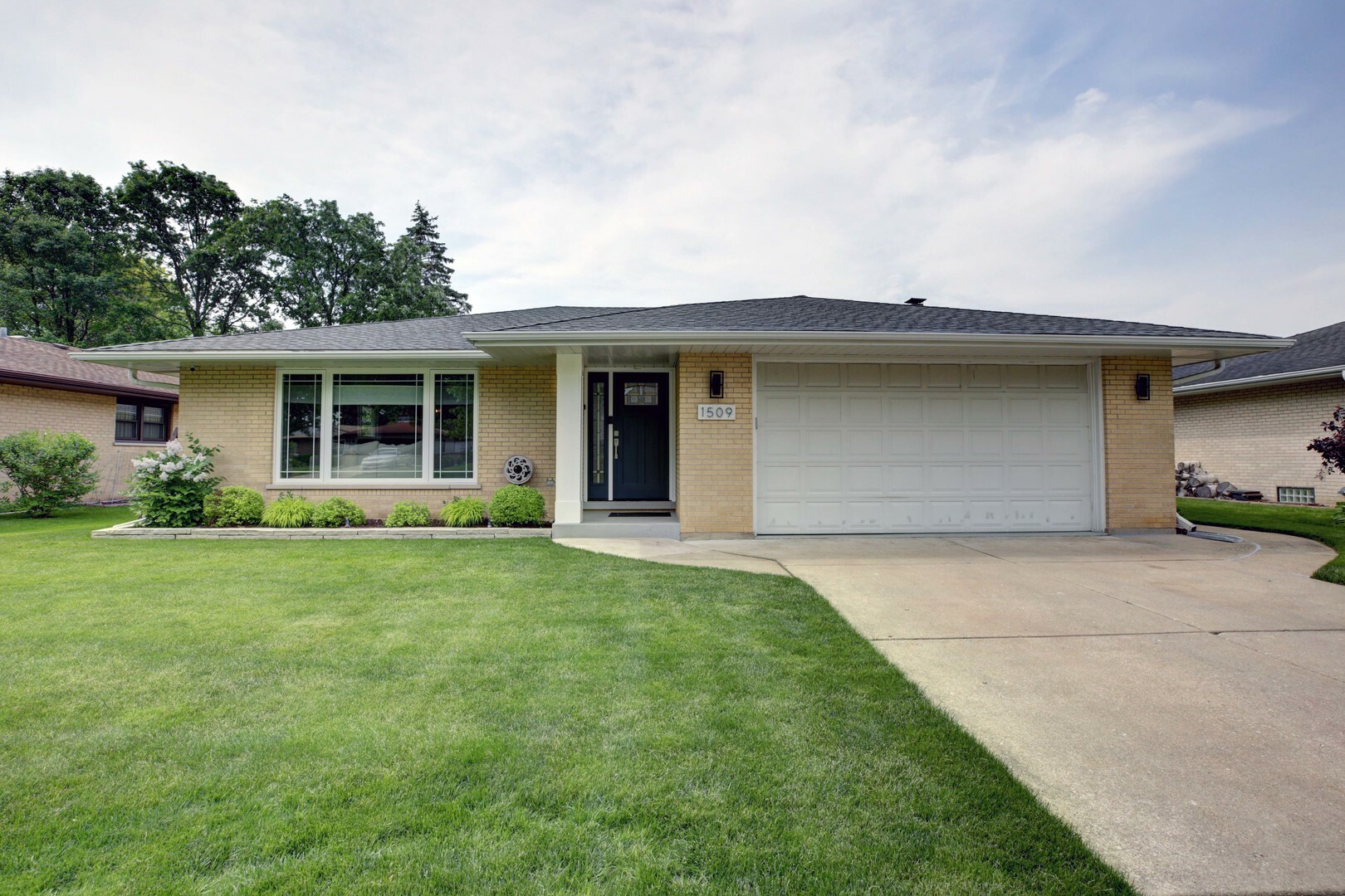 Property Photo: 1509 N Oneida Lane IL 60056