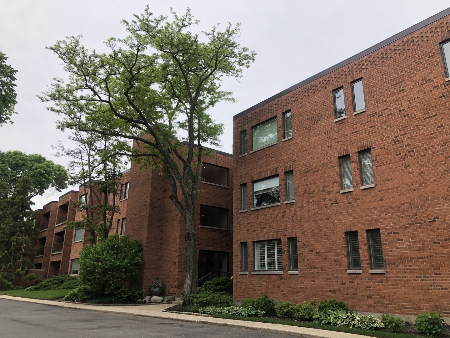 Property Photo: 105 E Laurel Avenue 304 IL 60045