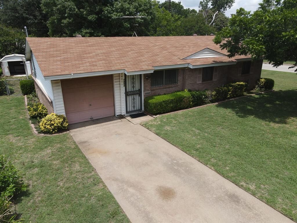 Property Photo: 1801 Mimosa Drive TX 76012