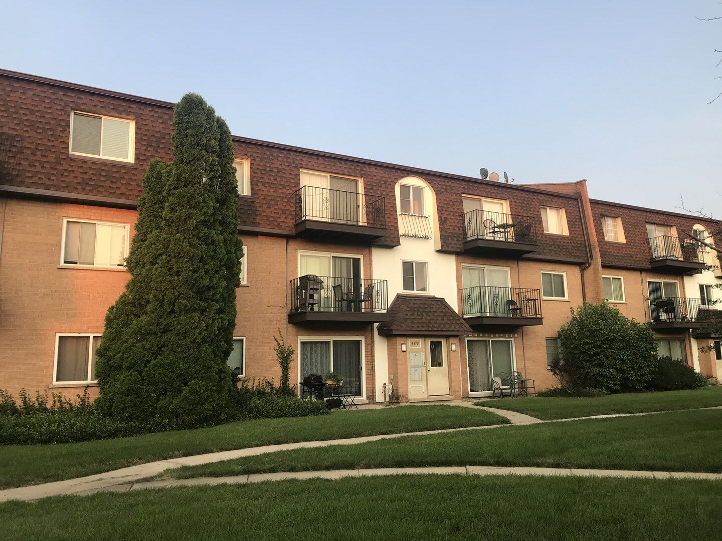 Property Photo: 9478 Bay Colony Drive 2N IL 60016