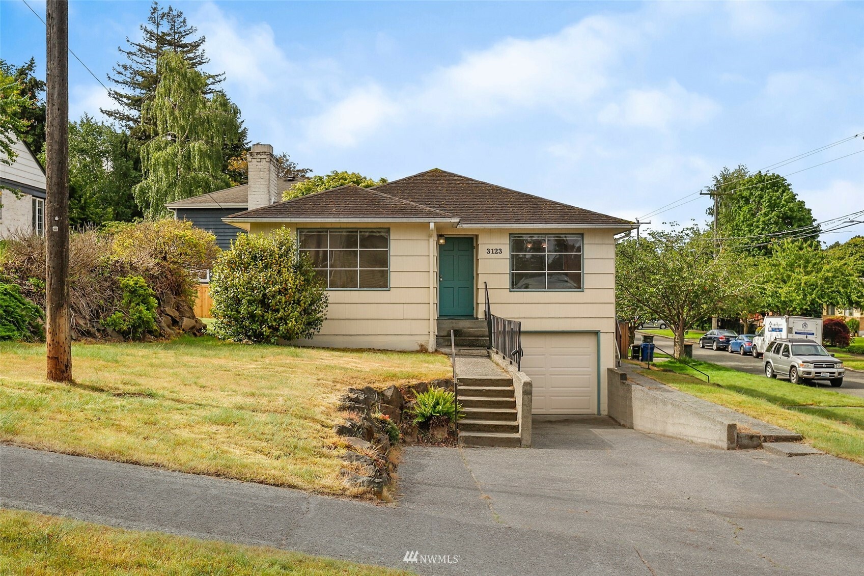 Property Photo:  3123 W Dravus Street  WA 98199 