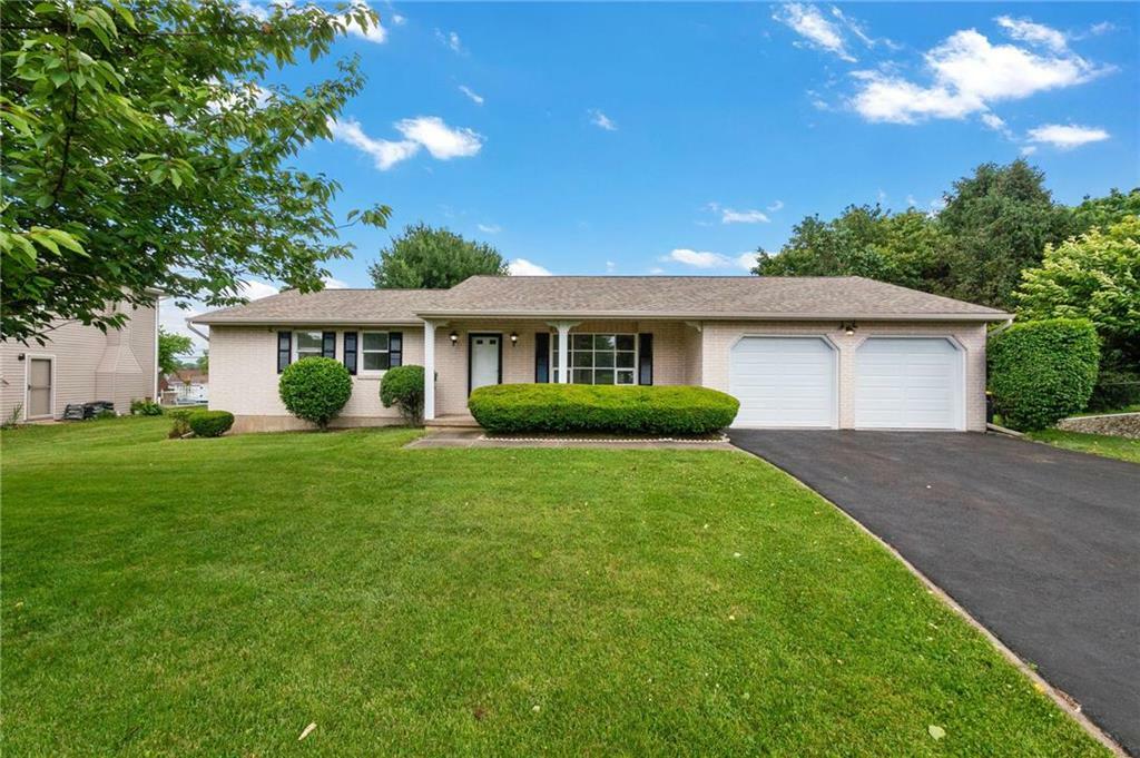 Property Photo: 1738 Peachtree Circle PA 18052
