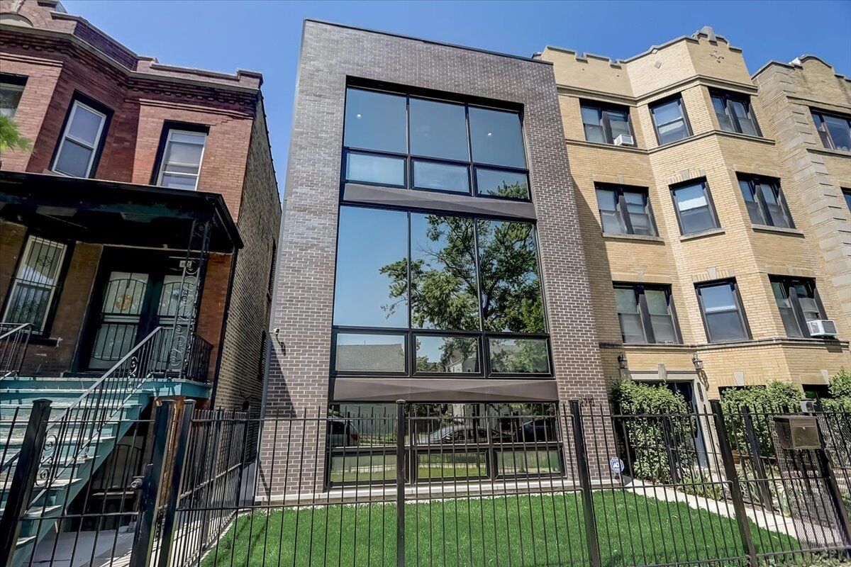 Property Photo: 2710 W Cortland Street IL 60647