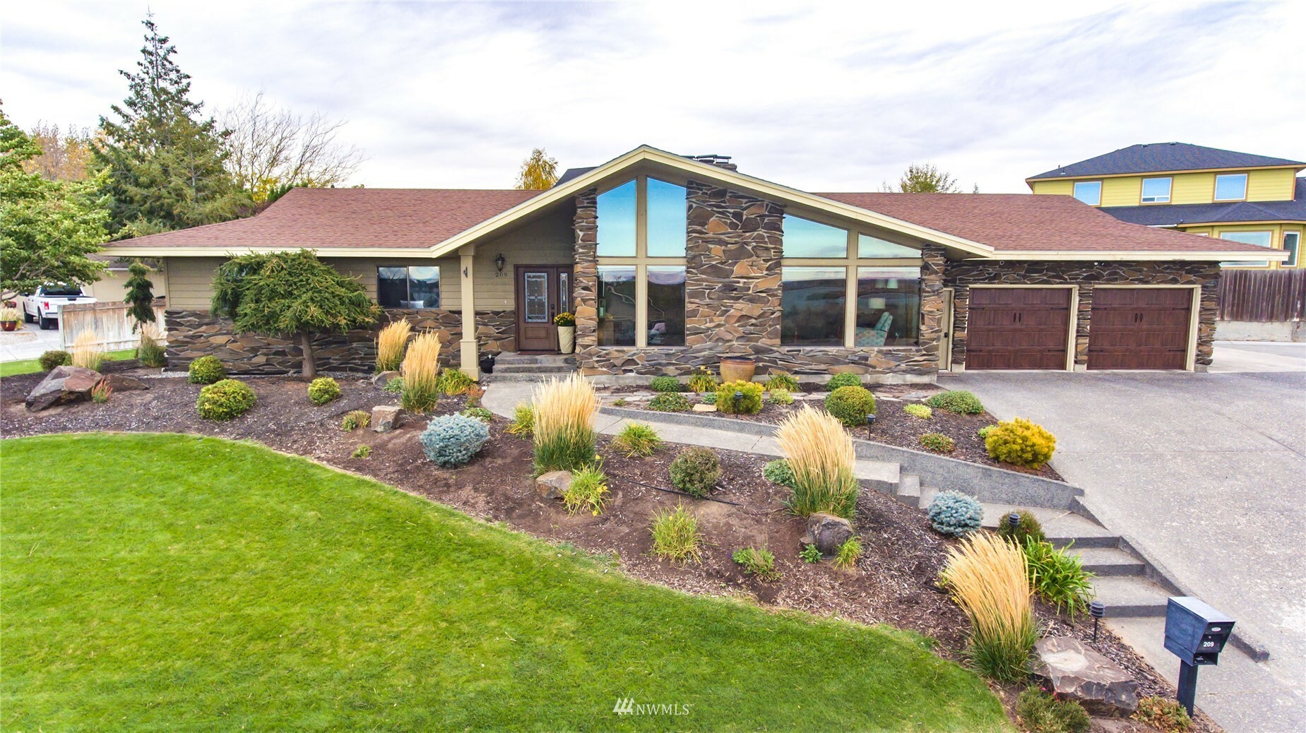 Property Photo:  209 Pelican Drive SE  WA 98837 