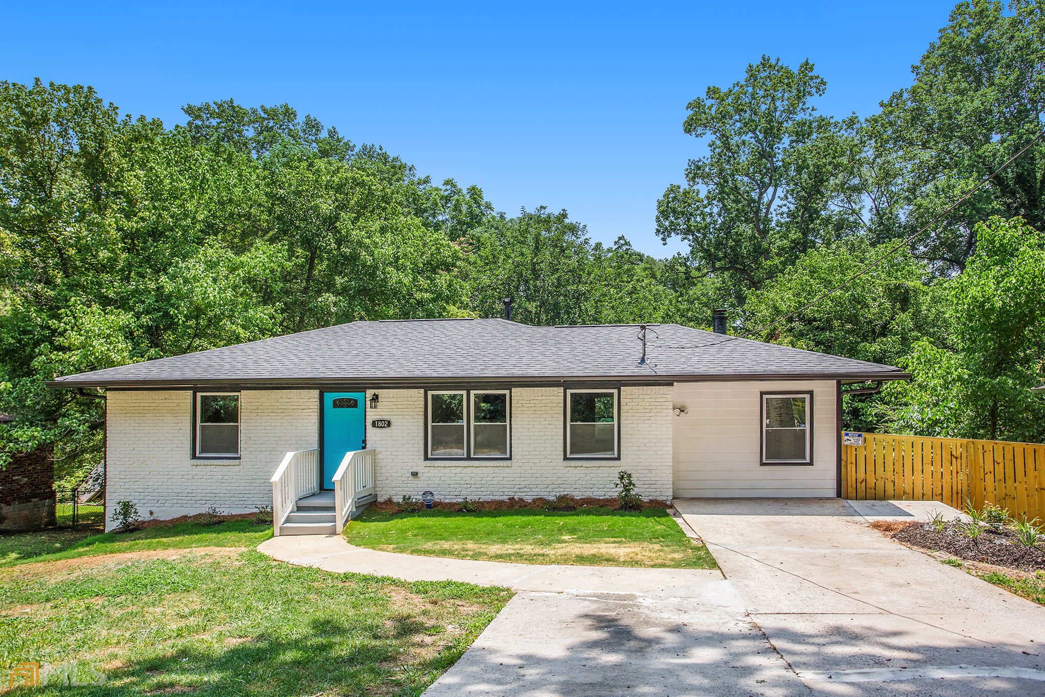 Property Photo: 1802 Meadowglades Drive GA 30035