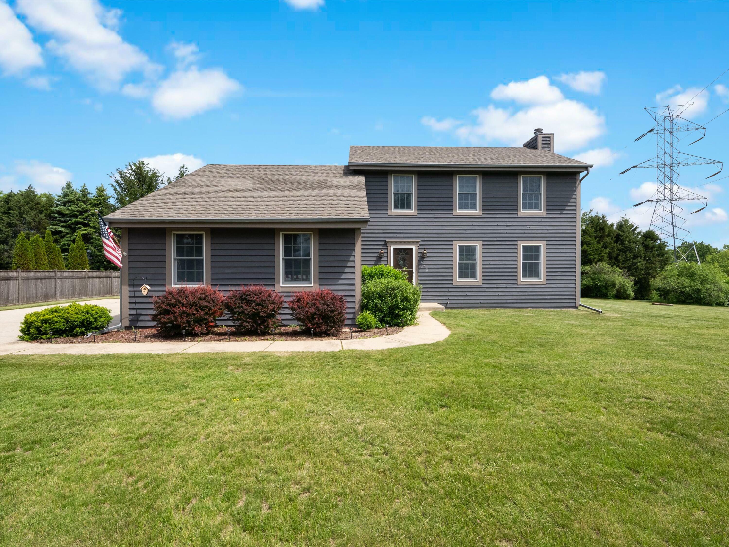 Property Photo:  662 W Parkside Ln  WI 53080 