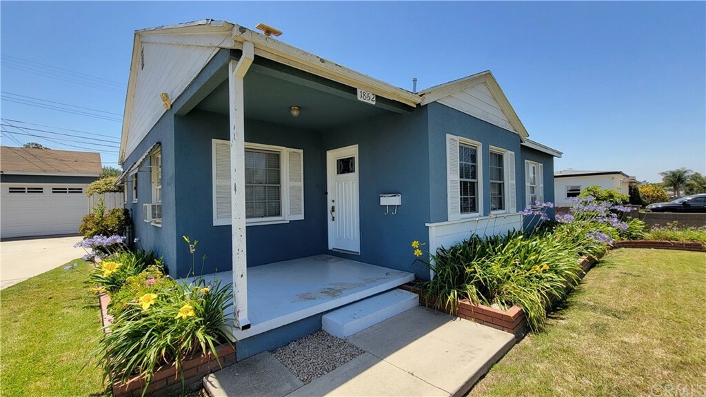 Property Photo:  1852 W Oak Avenue  CA 92833 