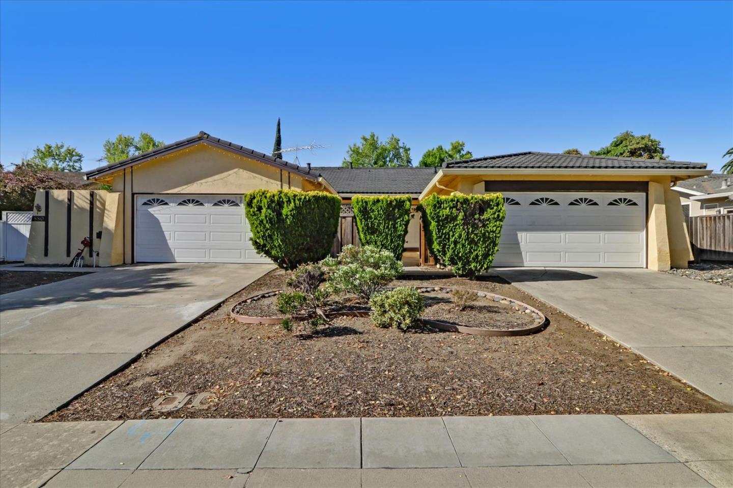 Property Photo: 878-880 E Eveyln CA 94086